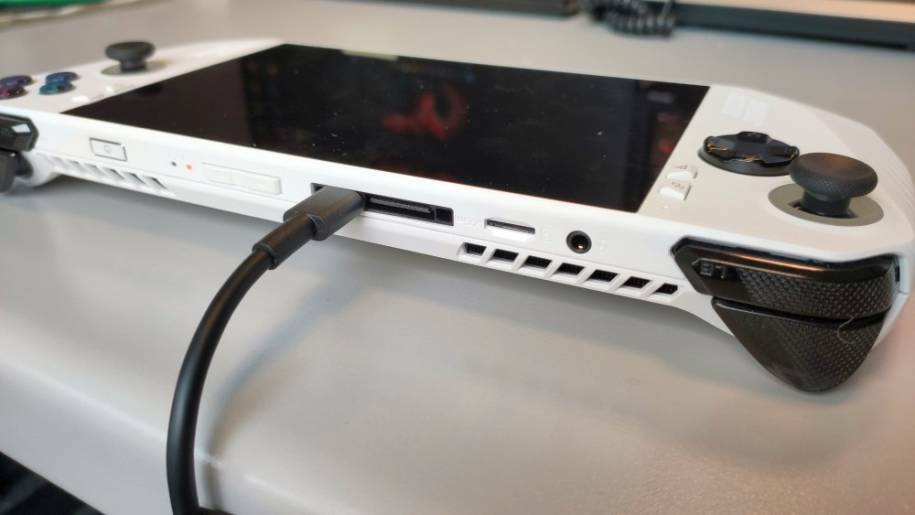 Alle Anschlüsse des ROG Ally im Detail: USB-C, ROG XG Mobile Interface und Kopfhöreranschluss